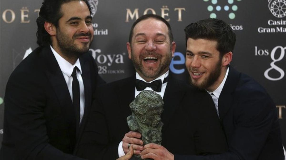 El director Miguel Ferrari, amb Guillermo García (esquerra) i Ignacio Montes (dreta), la nit dels Goya.