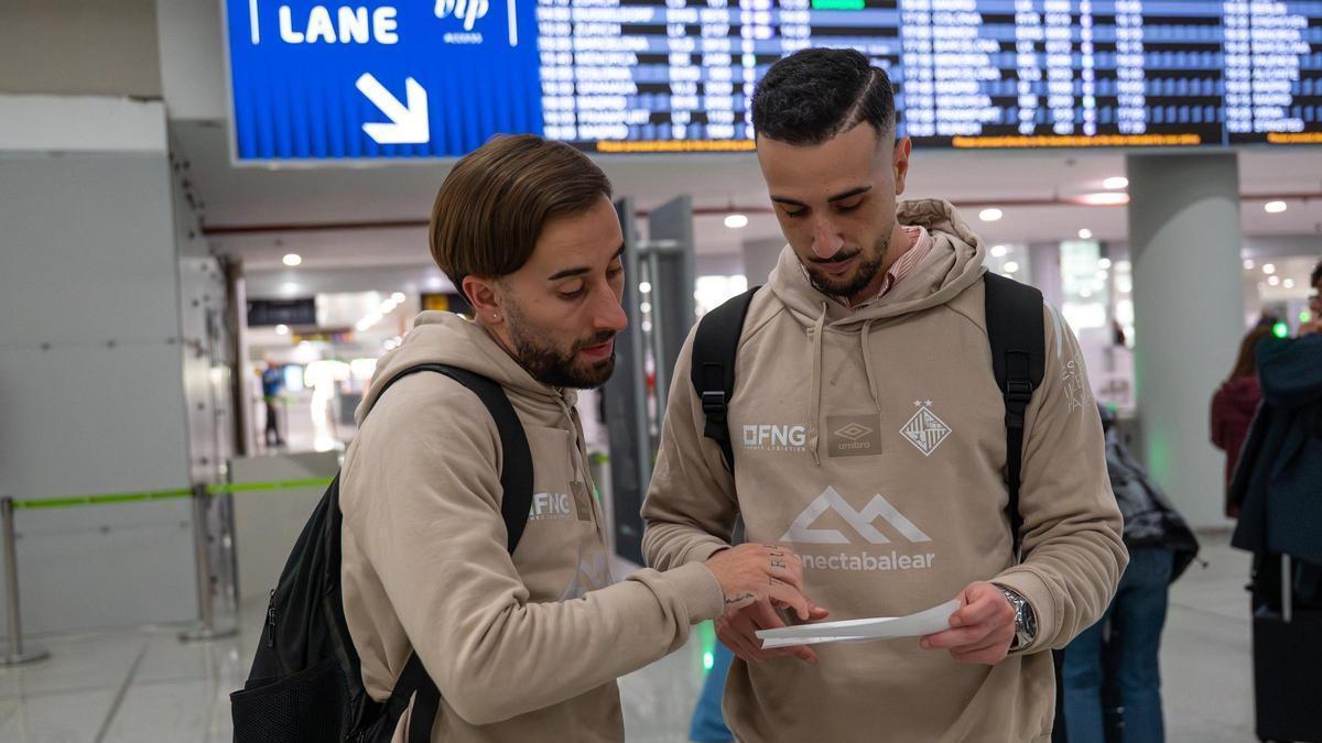 Vadillo y Piqueras, ayer en el aeropuerto de Palma antes de viajar hacia Riga con escala en Frankfurt