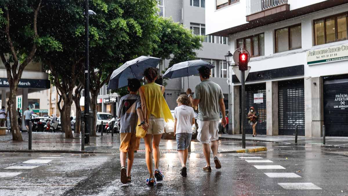 La lluvia torrencial en Formentera provoca más de 15 salidas de los bomberos por inundaciones