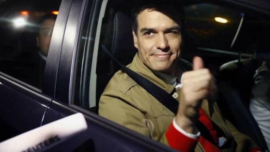 Pedro Sánchez llega en coche a la sede del PSOE