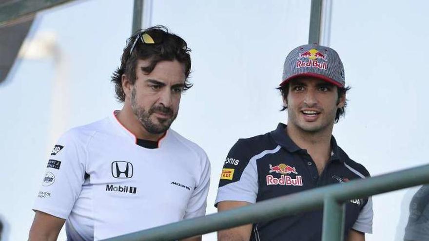 Alonso y Sainz, antes de la sesión de calificación. // Efe