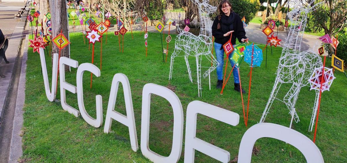 Lilian de Campos, con varios mandalas, en el parque de Vegadeo. | T. C.