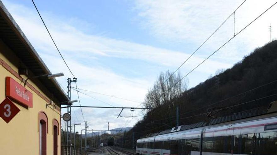 Un tren circula por las inmediaciones del apeadero de Peñarrubia.