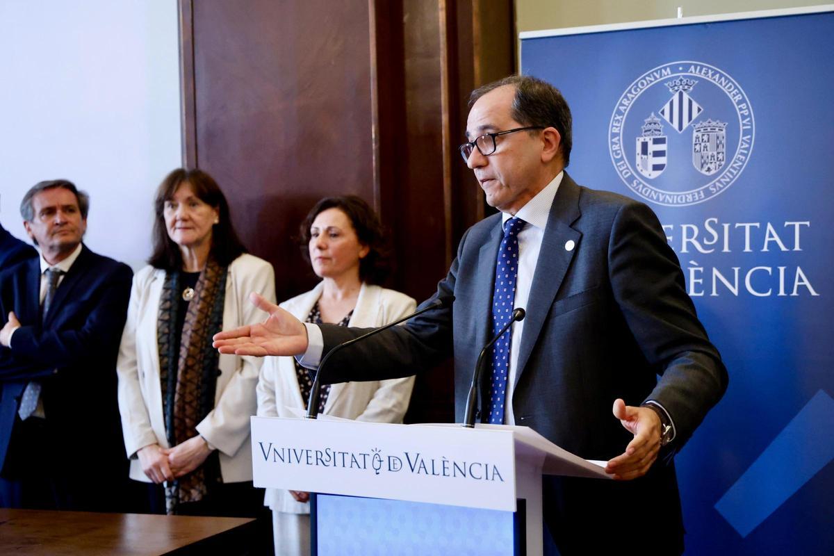Primer acto oficial de Juan Luis Gandía y su equipo rectoral en al UV