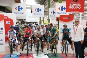 Así ha sido la salida de la sexta etapa de La Vuelta: en Jerez y desde el interior de un supermercado