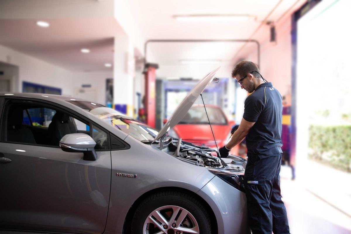 If the level exceeds the recommended maximum, oil can splash into the cylinders and burn.