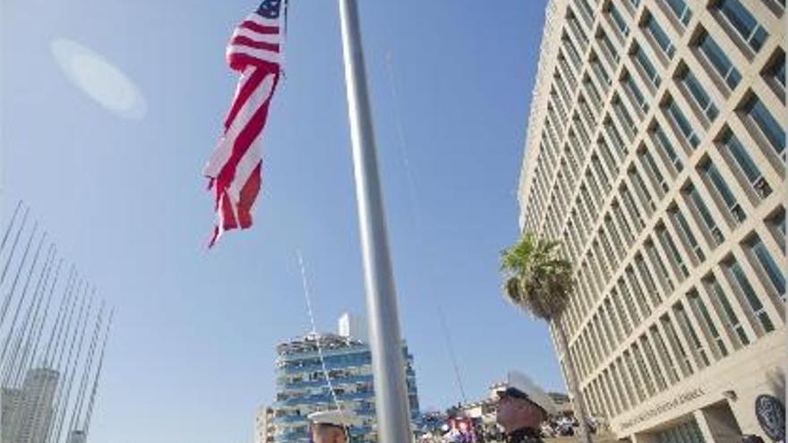 Marines dels EUA hissen la bandera nord-americana a l&#039;ambaixada a l&#039;Havana.