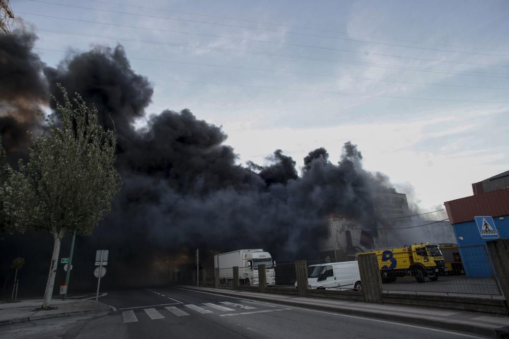 Un incendio en la antigua fábrica de hielo enciende las alarmas en la ciudad