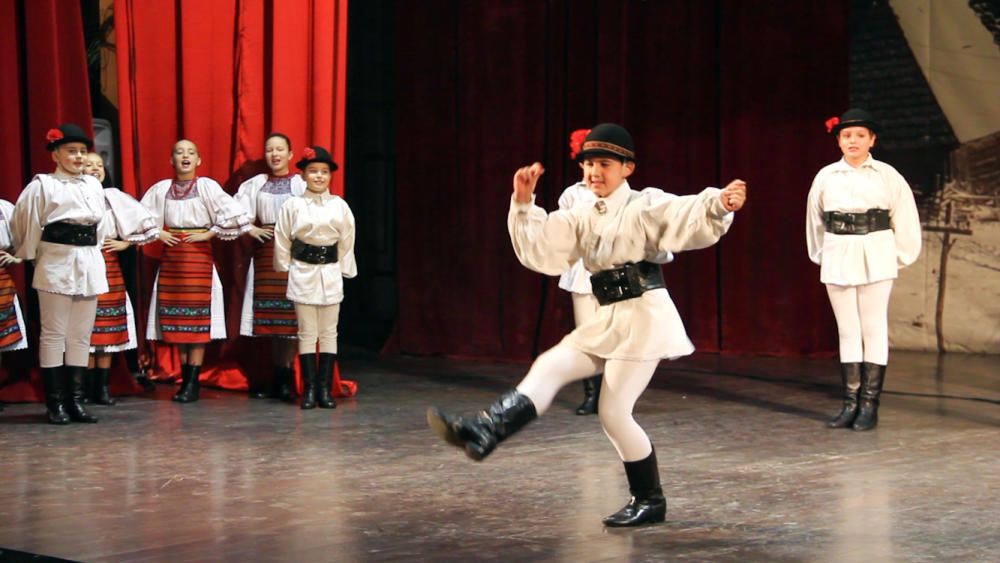 Rumanía - Las danzas de los muchachos.