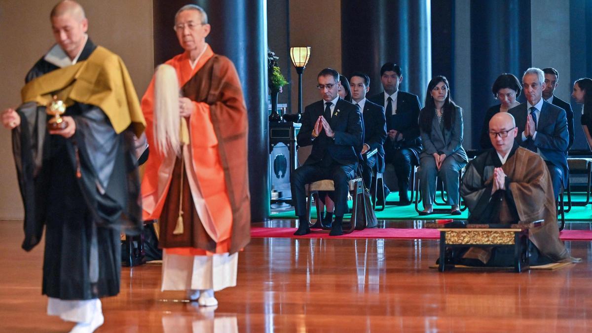 El embajador de Estados Unidos en Japón, Rahm Emanuel (sentado a la derecha) y el embajador de Israel en Japón, Gilad Cohen (sentado al centro), asisten a una reunión especial de oración en el templo Zojoji en Tokio para conmemorar el 79 aniversario del bombardeo atómico de Nagasaki