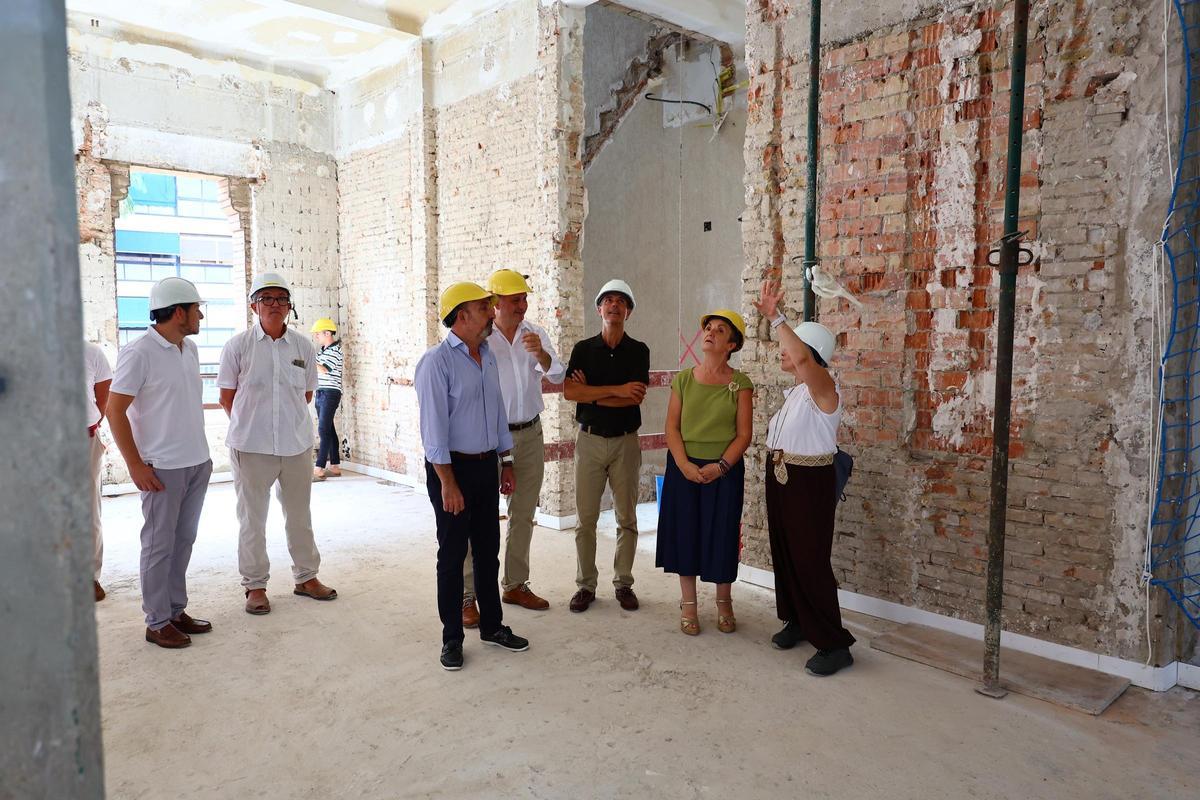 Las autoridades han recorrido el edificio en obras.