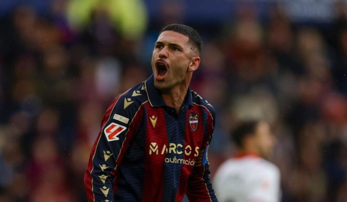 Dela celebrando eufórico el gol de Espí ante el Girona
