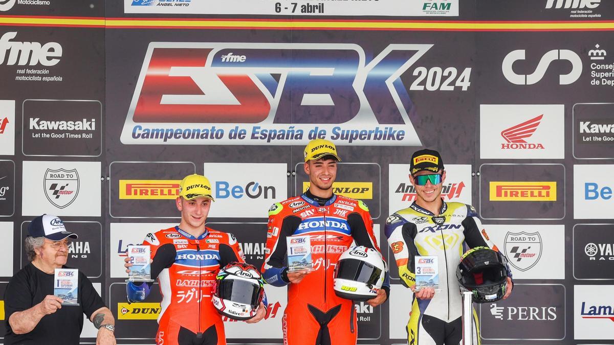 Borja Gómez, en lo más alto del podio de la segunda carerra del Campeonato de España de Superbike
