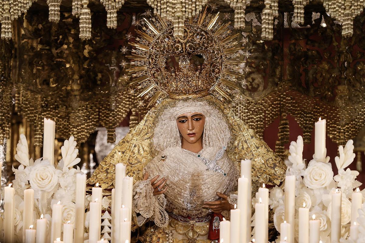 Los cofrades lamentan que el tiempo dejara sin procesiones la gran noche de la Semana Santa sevillana.