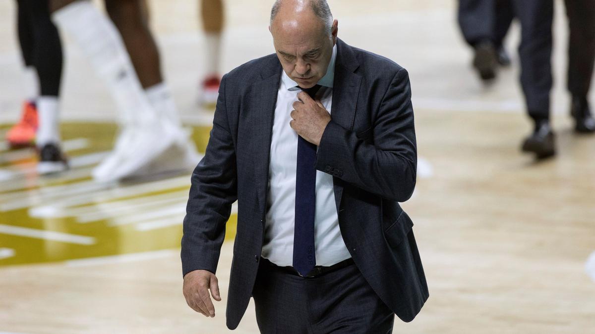 Pablo Laso abandona la pista triste tras ser claramente superado por el Barça