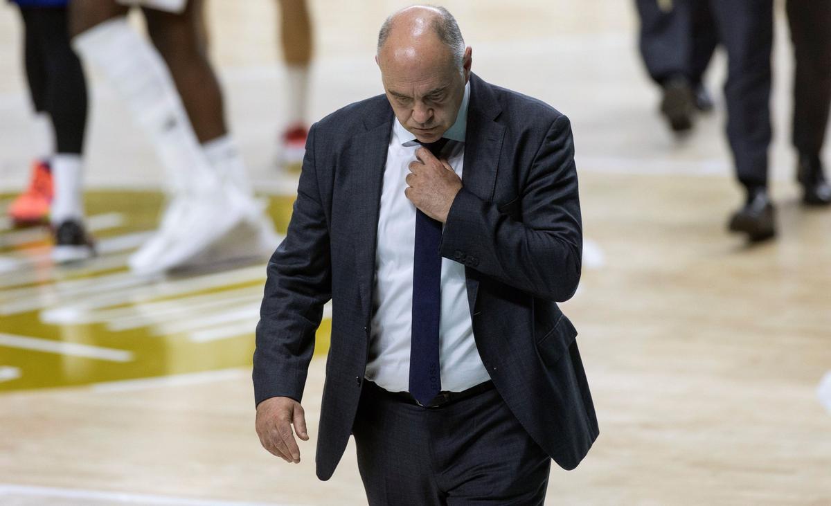 Pablo Laso abandona la pista triste tras ser claramente superado por el Barça