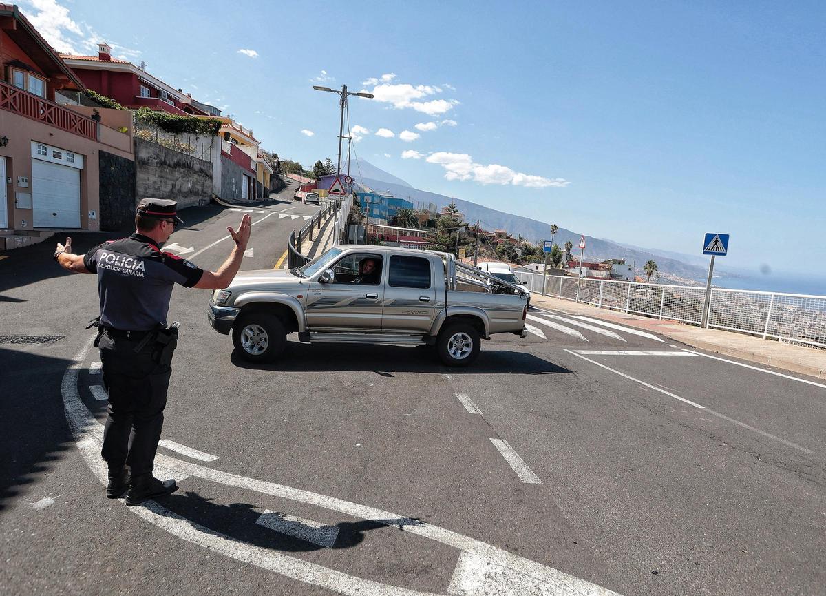 Policía en el cruce de la calle Pino Alto