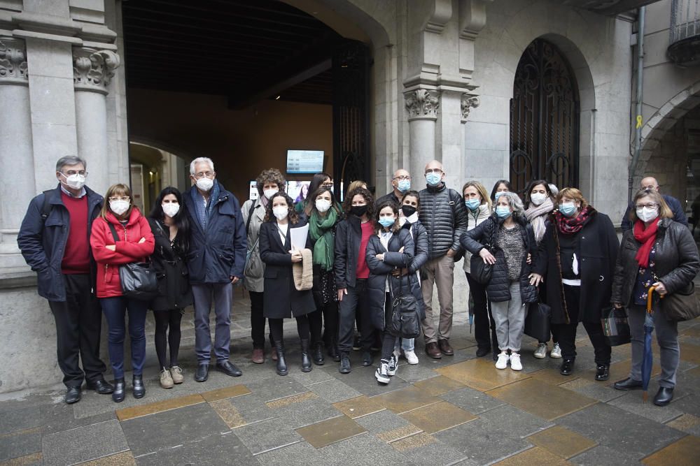 Companys, amics i familiars acomiaden en un acte sorpresa a l'interventor municipal