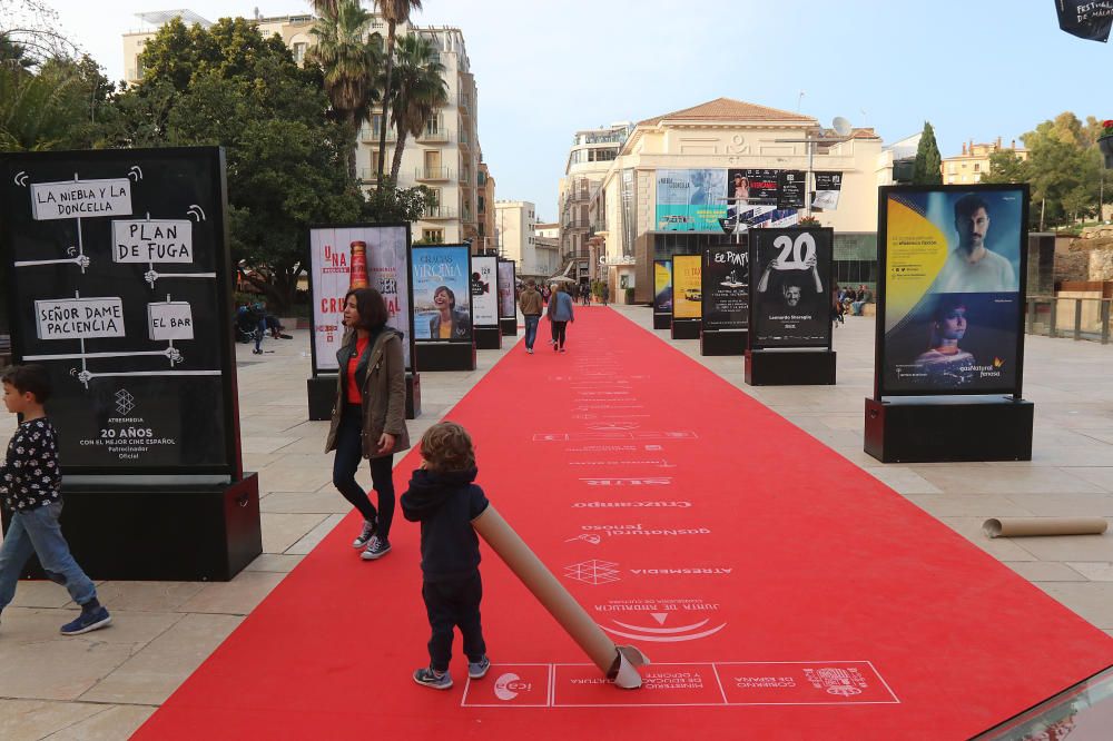 En las horas previas a la apertura del certamen cinematográfico de la ciudad, el centro se viste de gala con la alfombra roja que marca el inicio de nueve días de cine en la capital de la Costa del So