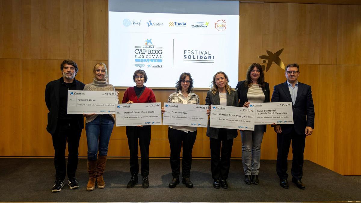 L'entrega dels xecs solidaris del Festival Cap Roig a les cinc entitats gironines a l'Auditori de CaixaBank.