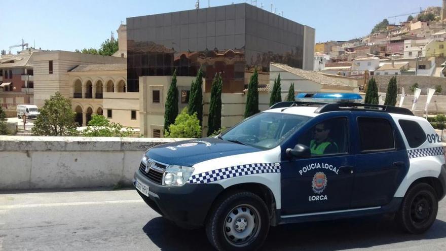 La Policía Local de Lorca ha detenido a un individuo por un presunto delito de daño y hurto.