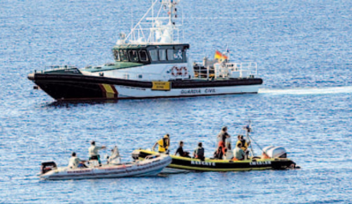 Embarcaciones y submarinistas, en las labores de rescate del cuerpo de Bosco Fernández-Tapias el 21 de junio de 2012.