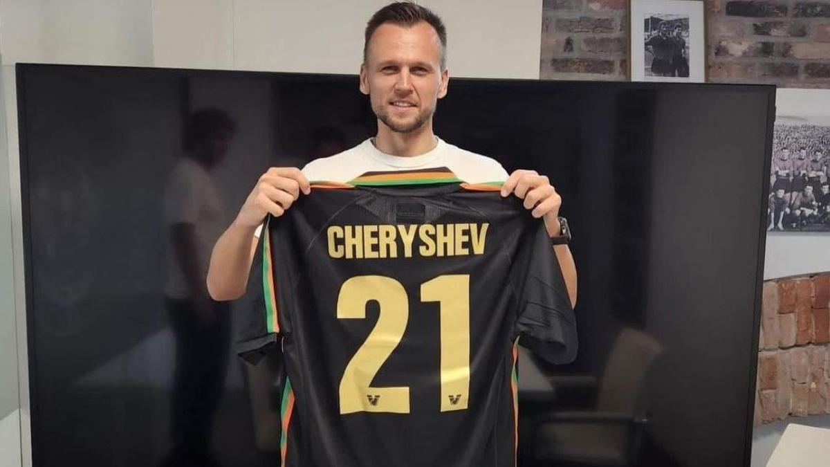 Denis Cheryshev posa con sus nuevos colores.