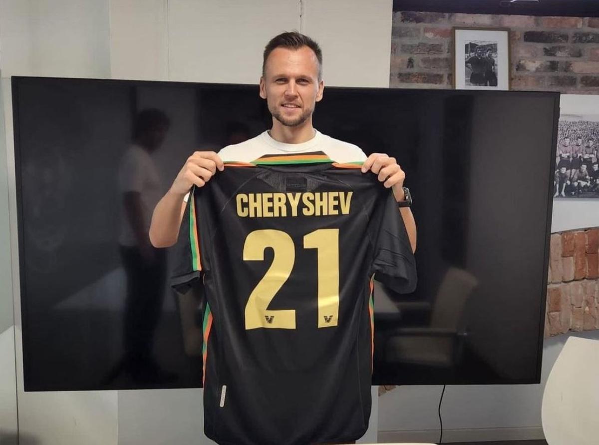 Denis Cheryshev posa con sus nuevos colores.