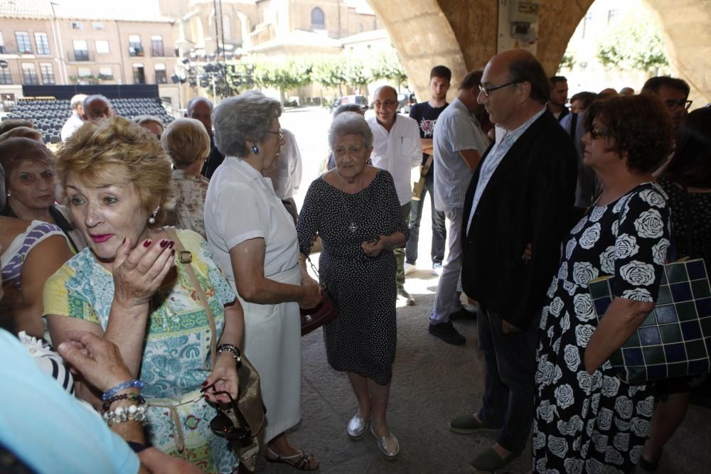 Cientos de personas despiden a Gustavo Bueno en su ciudad natal, Santo Domingo de la Calzada, en La Rioja