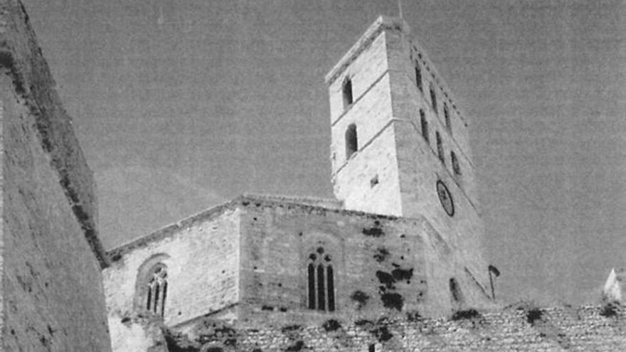 La catedral sobre la muralla y la piedra.