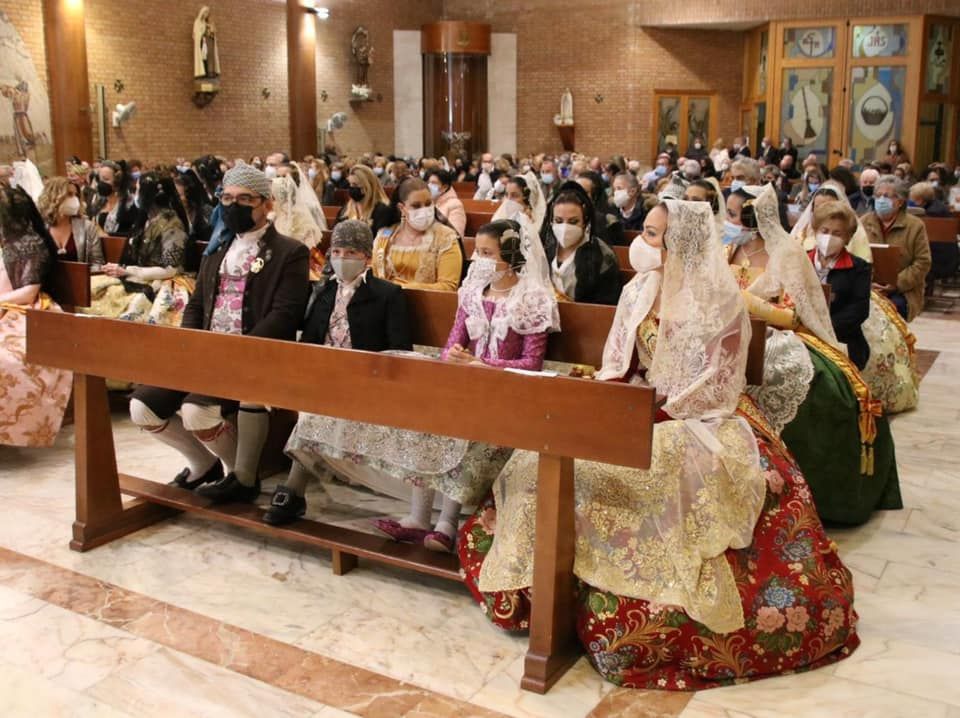 La falla de l'Oliveral reune a sus falleras mayores en una Ofrenda preparando el 75 aniversario