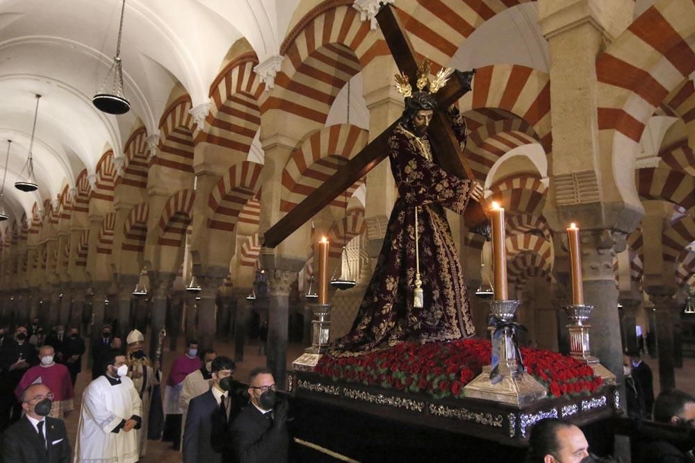 En imágenes, el Vía Crucis de las cofradías