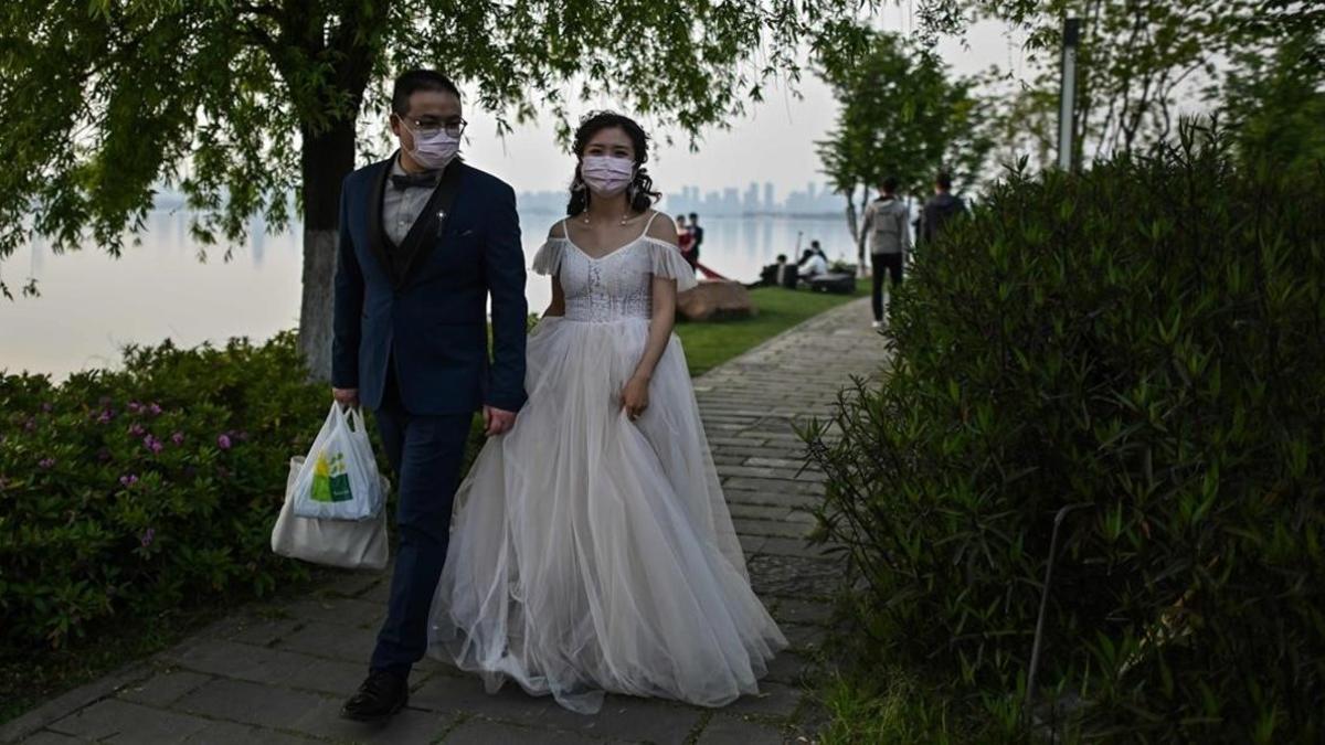 Una pareja de recién casados en Wuhan, cuna de la pandemia, el pasado domingo.