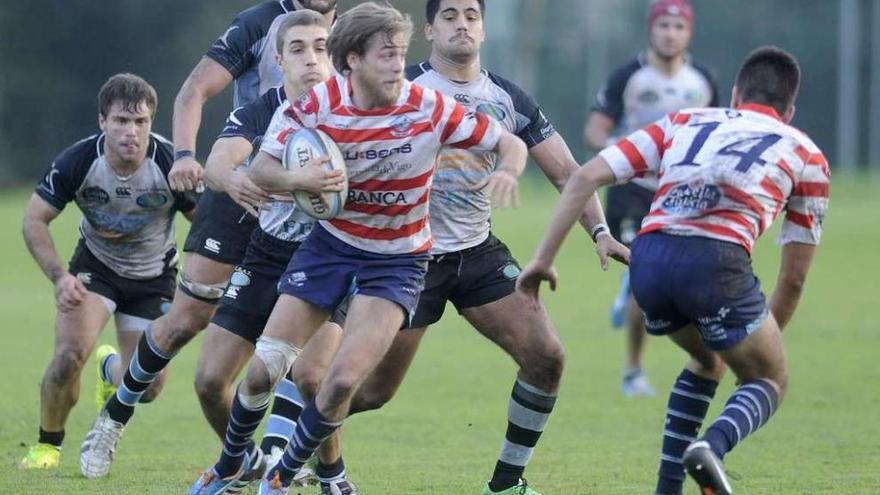 Un jugador del equipo vigués trata de avanzar con el oval. // Carlos Pardellas