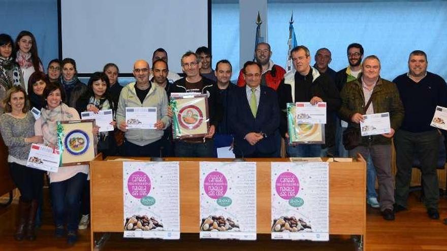 Representantes de los establecimientos participantes recibieron ayer los premios y diplomas.  // G. Núñez