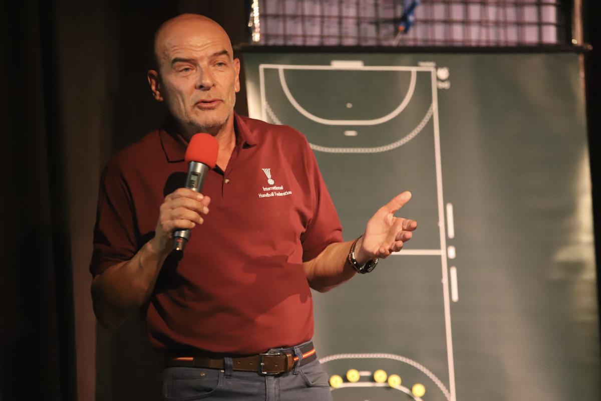 José Julio Espina, entrenador referente del balonmano español, aportó a los colegiados valencianos unas claves para una óptima comunicación entre ambos estamentos.