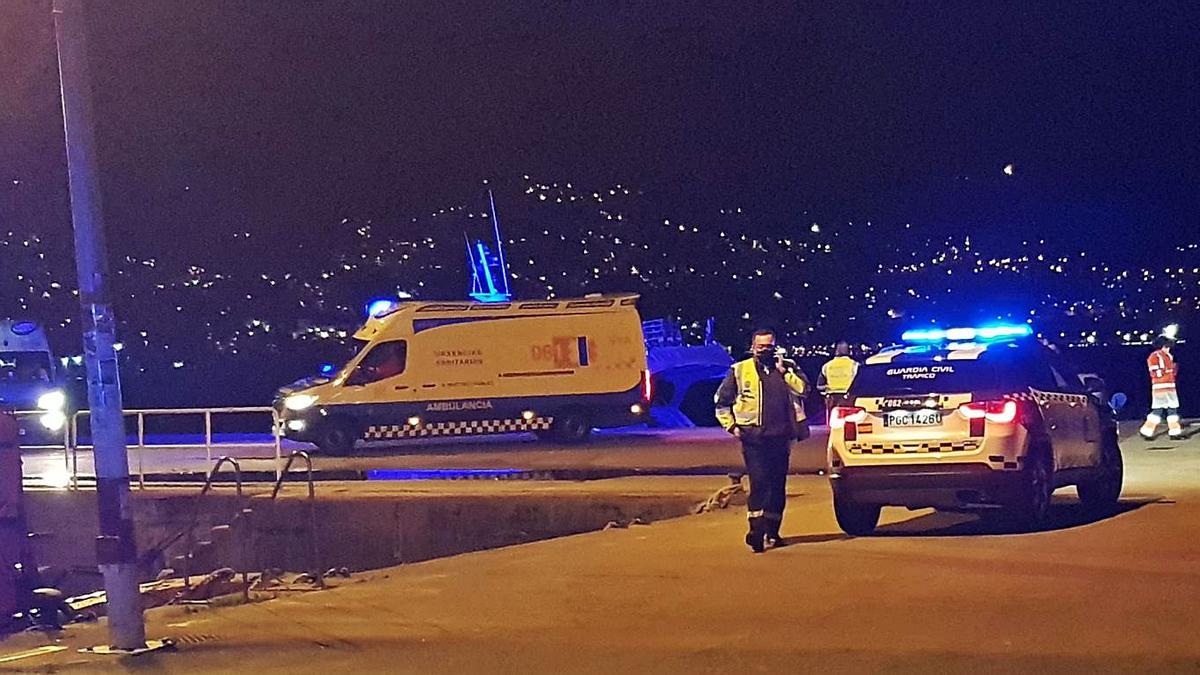 Despliegue de Guardia Civil y ambulancia en el muelle de Domaio.