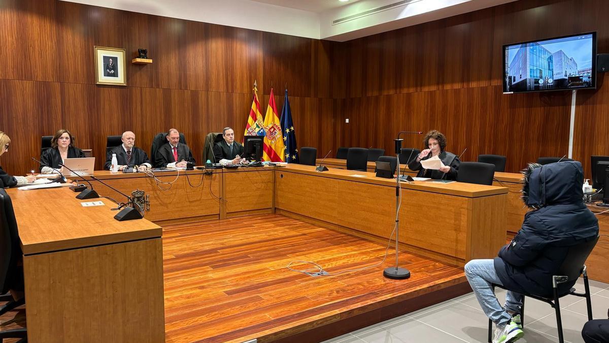 Óscar Delgado Peñaranda, este lunes, en el banquillo de los acusados de la Audiencia Provincial de Zaragoza.
