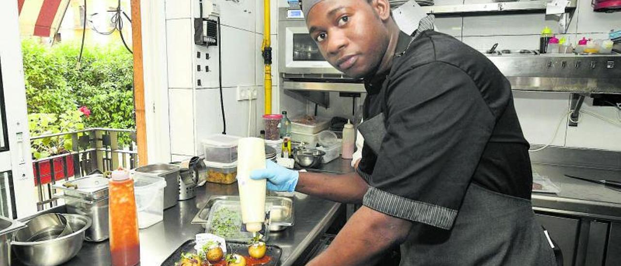 Kamakhoye Cissokho es
cocinero en el restaurante
La Tapa de Murcia. ISRAEL SÁNCHEZ