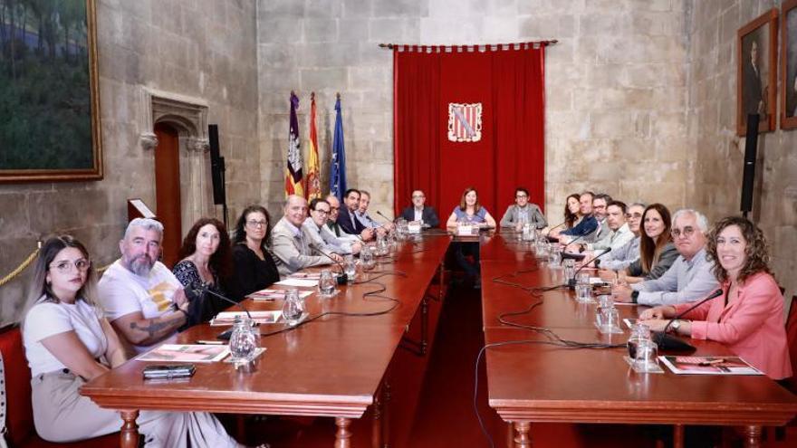 Imagen de la reunióncelebrada en el Consolatde Mar para cerrar el acuerdo de comercio.