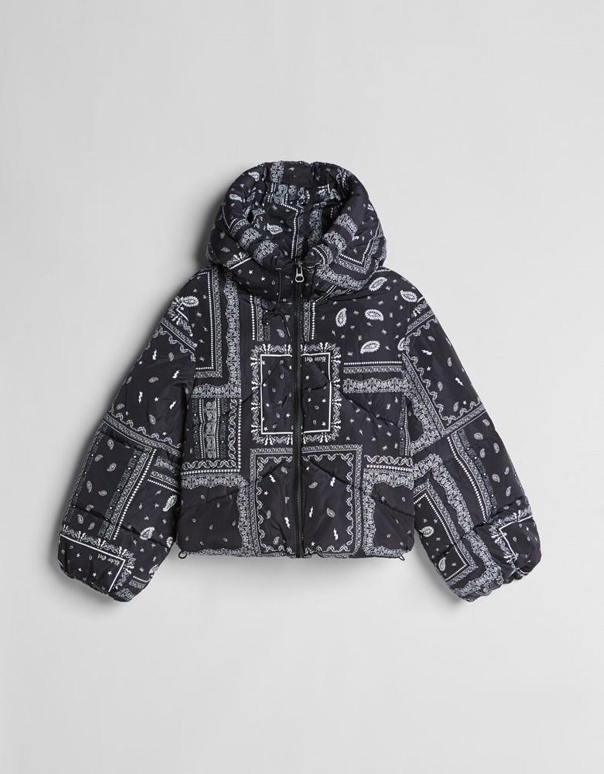 Cazadora con estampado de Bershka (Precio: 25, 99 euros)