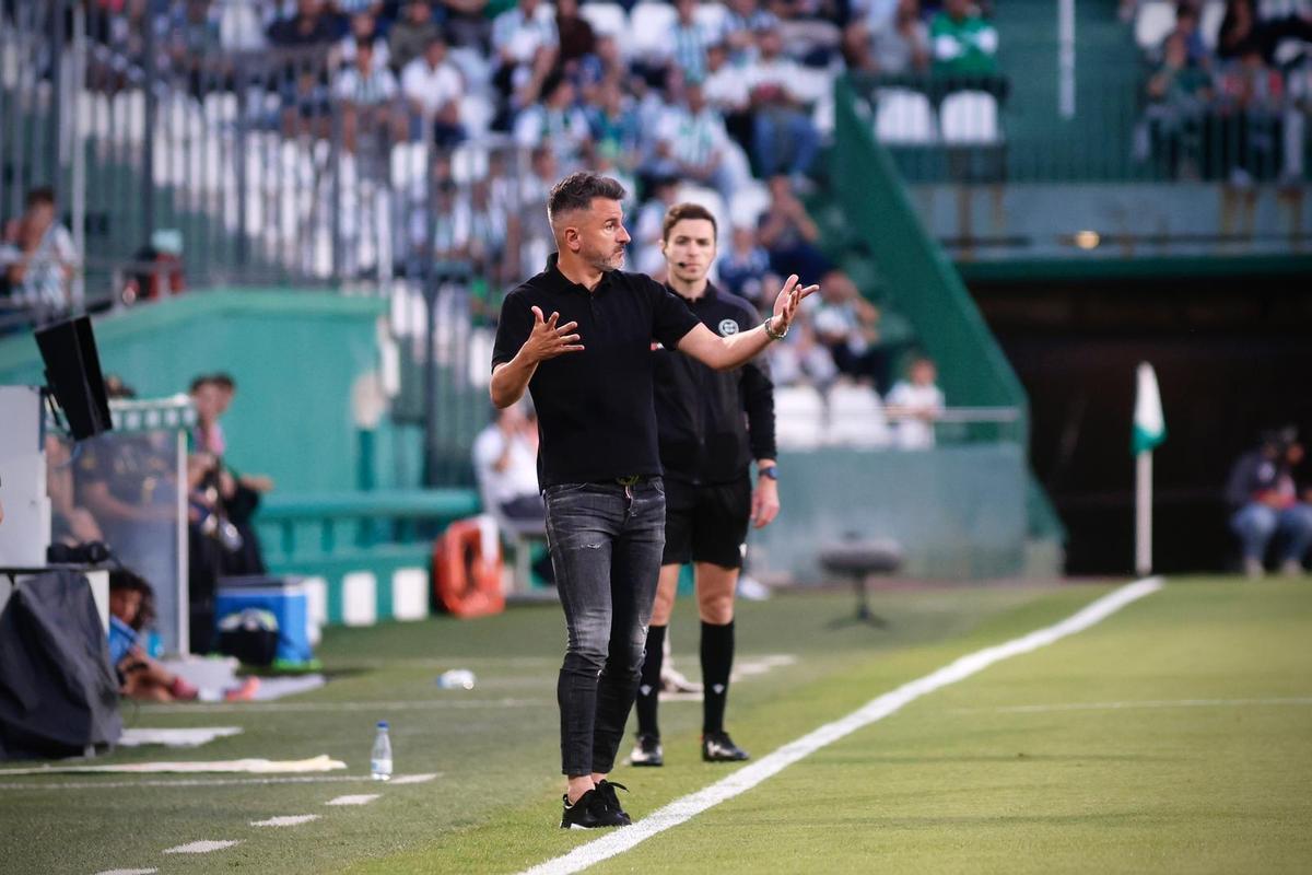 Iván Ania da indicaciones a sus futbolistas durante el pasado Córdoba CF-Albacete.