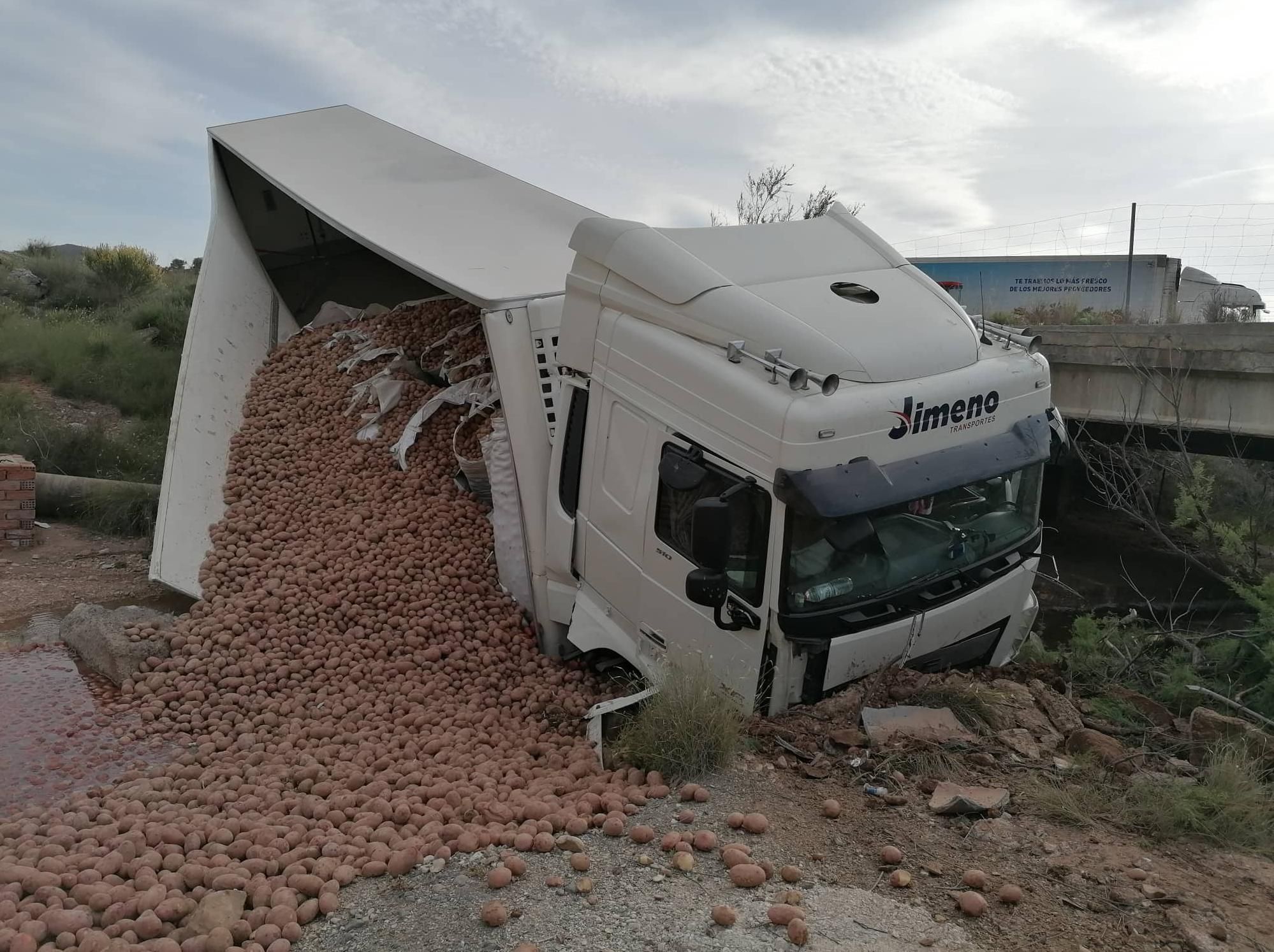 El conductor ha podido salir de la cabina por su propio pie.