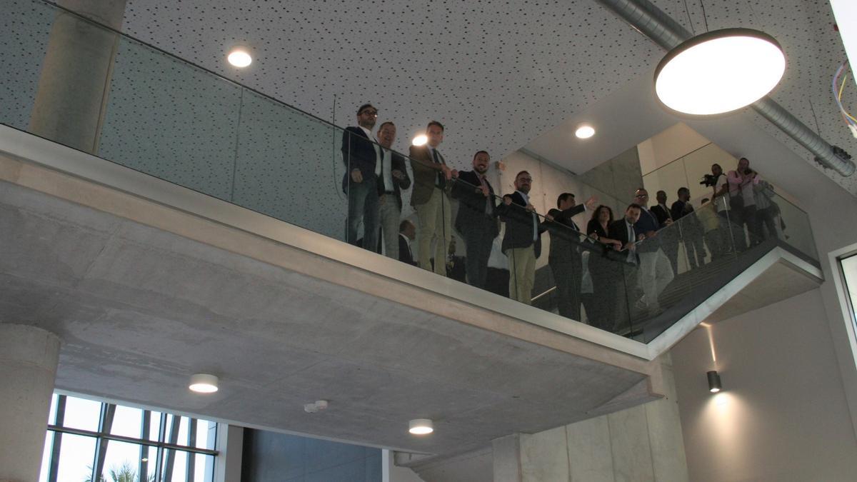 El alcalde y el consejero de Fomento en la parte alta de la entrada del auditorio.