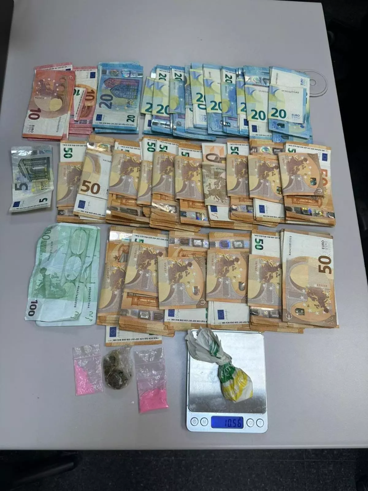 Detienen a un hombre que llevaba 10.400 euros en billetes en los calzoncillos