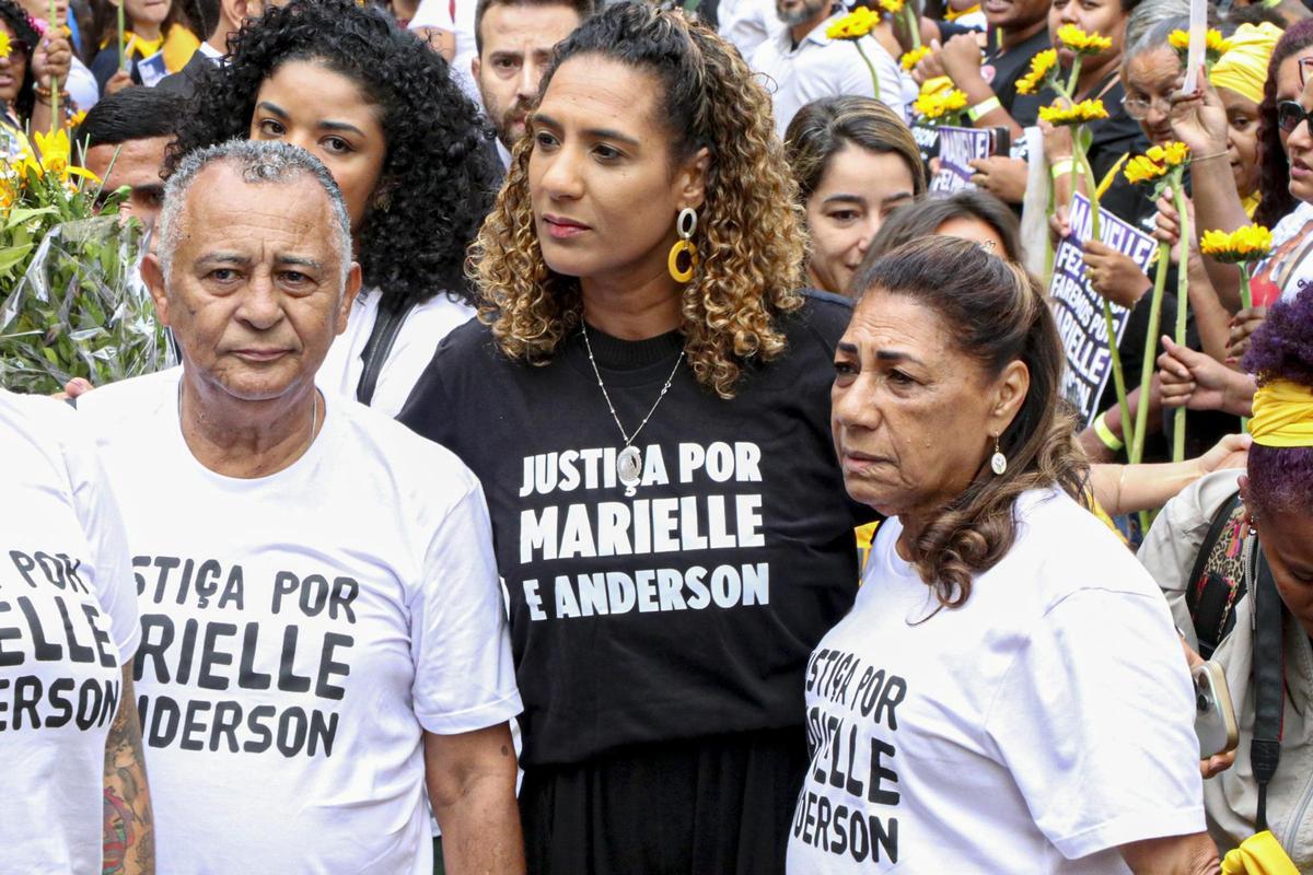 Archivo - Familiares de la concejal Marielle Franco, entre ellas su hermania, Anielle, ministra de Igualdad Racial, en el centro de la imagen.