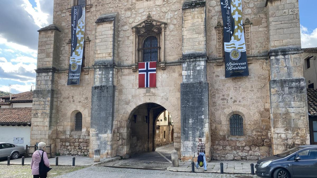 La bandera de Noruega luce en el Archivo del Adelantamiento de Castilla de Covarrubias, construido en el siglo XVI y que sirve de entrada al núcleo histórico de este pueblo de Burgos.