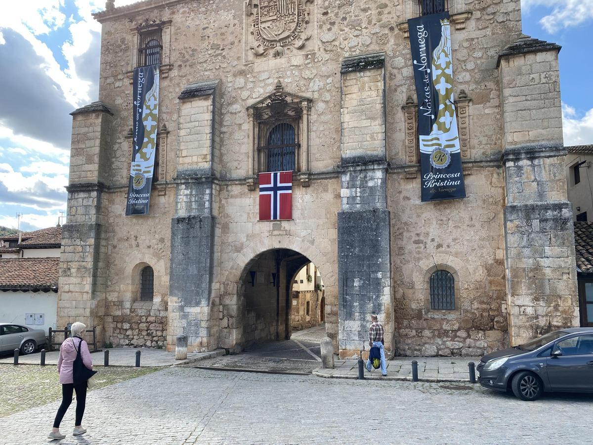 La bandera de Noruega luce en el Archivo del Adelantamiento de Castilla de Covarrubias, construido en el siglo XVI y que sirve de entrada al núcleo histórico de este pueblo de Burgos.