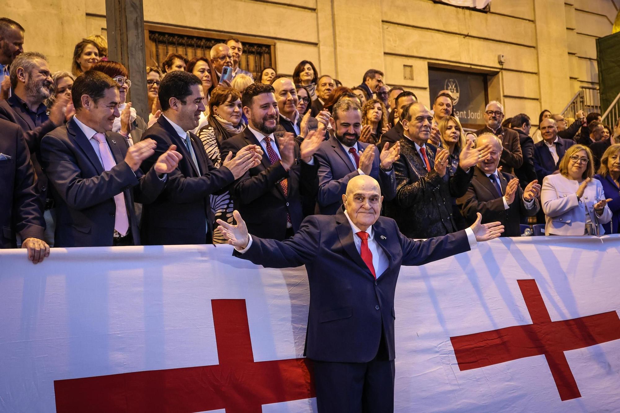 El Himno levanta el telón de la Fiesta en Alcoy
