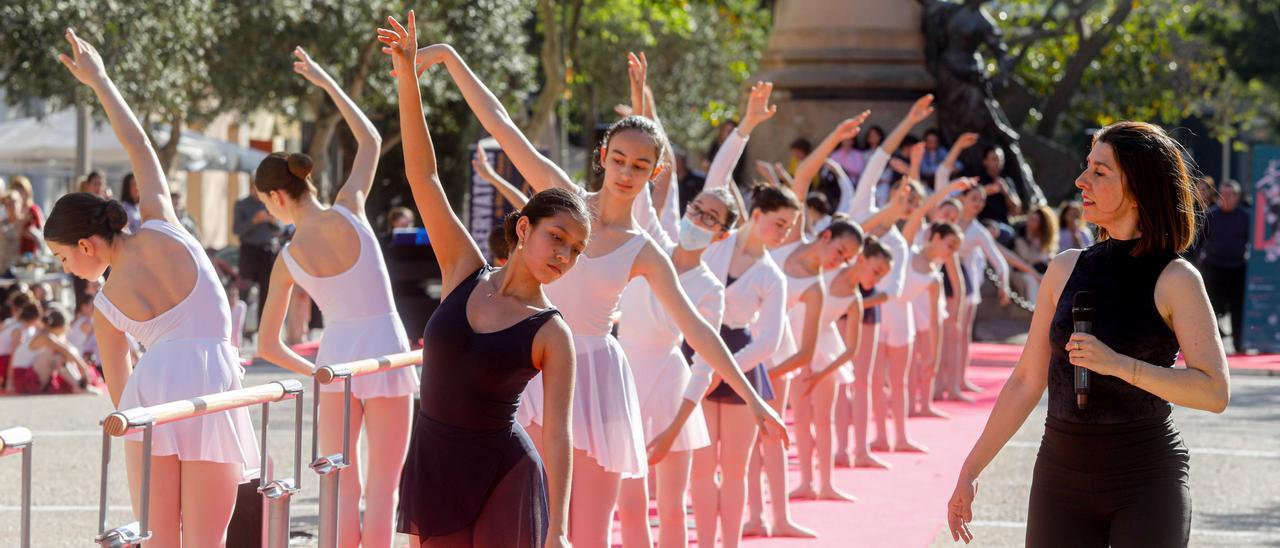 Las alumnas de danza del Conservatorio de Ibiza llenaron de arte Vara de Rey.